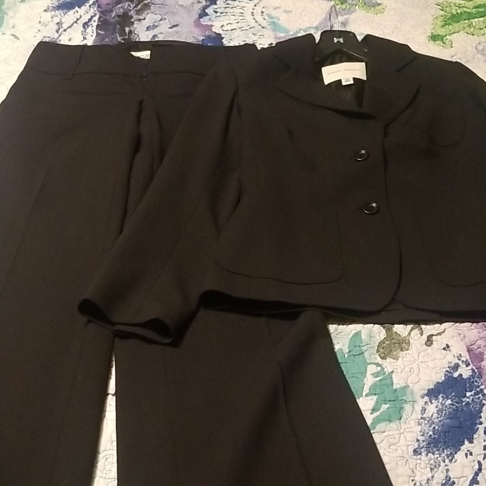 Beautiful Banana Republic black pants suit, sz 00